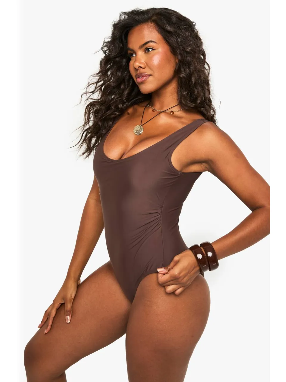 boohoo Dames Petite Swimwear Essentials Gerafeld Badpak chocoladebruin, foto 2