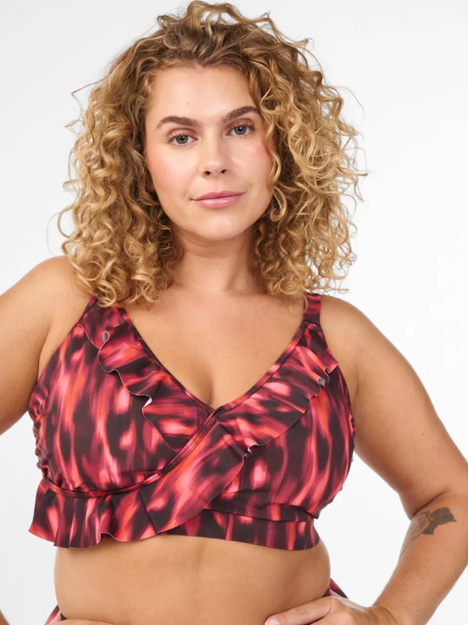 Zizzi SKATRIN niet-voorgevormde bikinitop met ruches rood/zwart