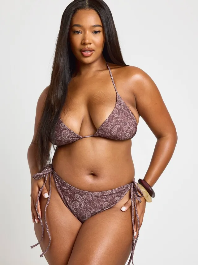 boohoo Dames Plus Paisley Print Driehoek Bikinitop En Hoge Taille Bikinibroekje Bruin