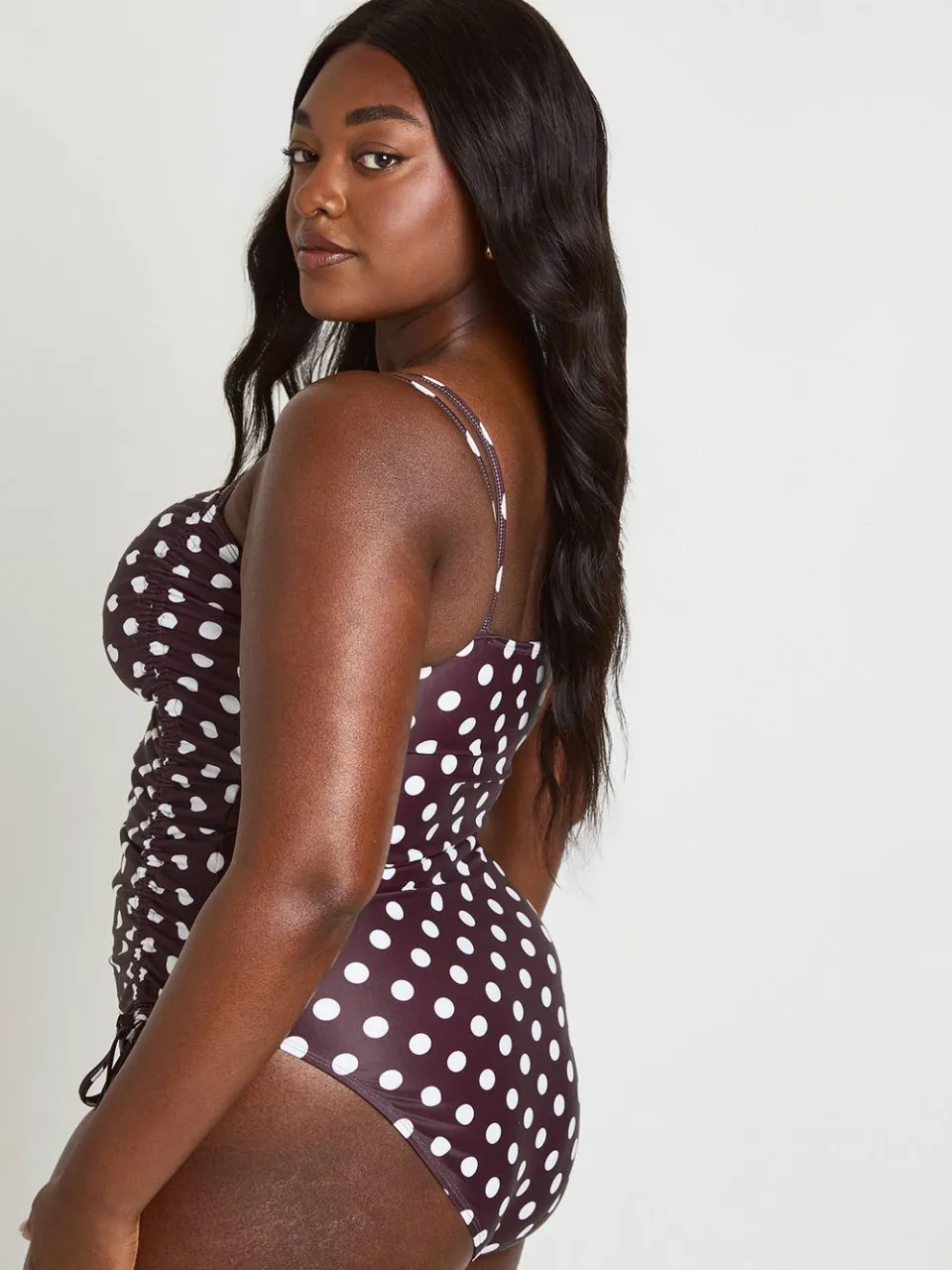 boohoo Dames Plus Polkadot Badpak Met Rimpeldetail chocoladebruin, foto 2