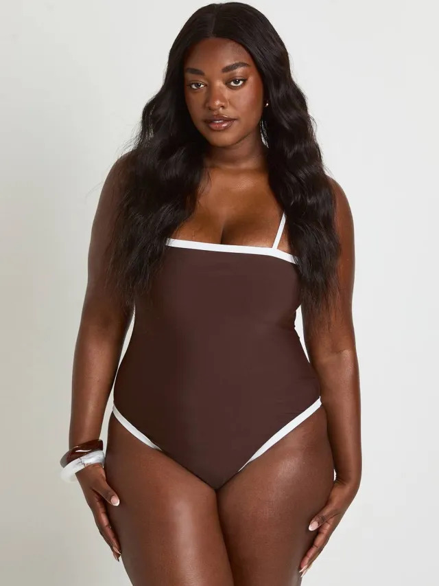 boohoo Dames Plus Buikcontrolerende Zwemsuit Met Contrasterende Vierkante Hals Chocoladebruin