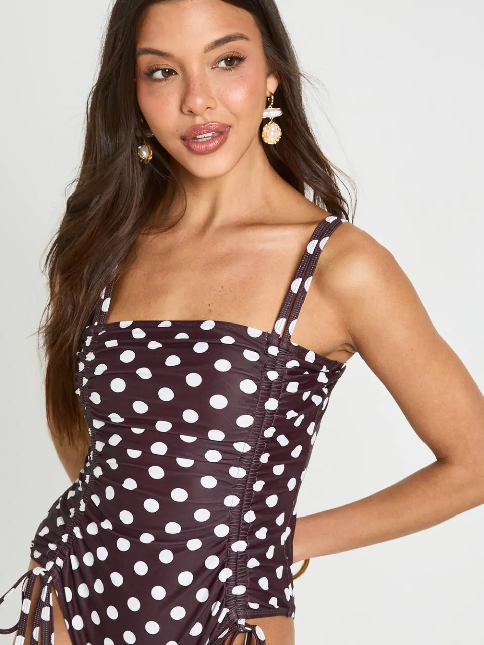 boohoo Dames Badpak Met Polkadots En Rimpeldetail chocoladebruin, foto 4