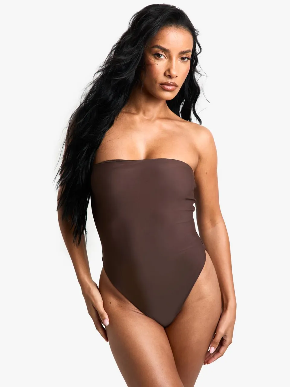 boohoo Dames Petite Swimwear Essentials Bandeau-badpak chocoladebruin, foto 3
