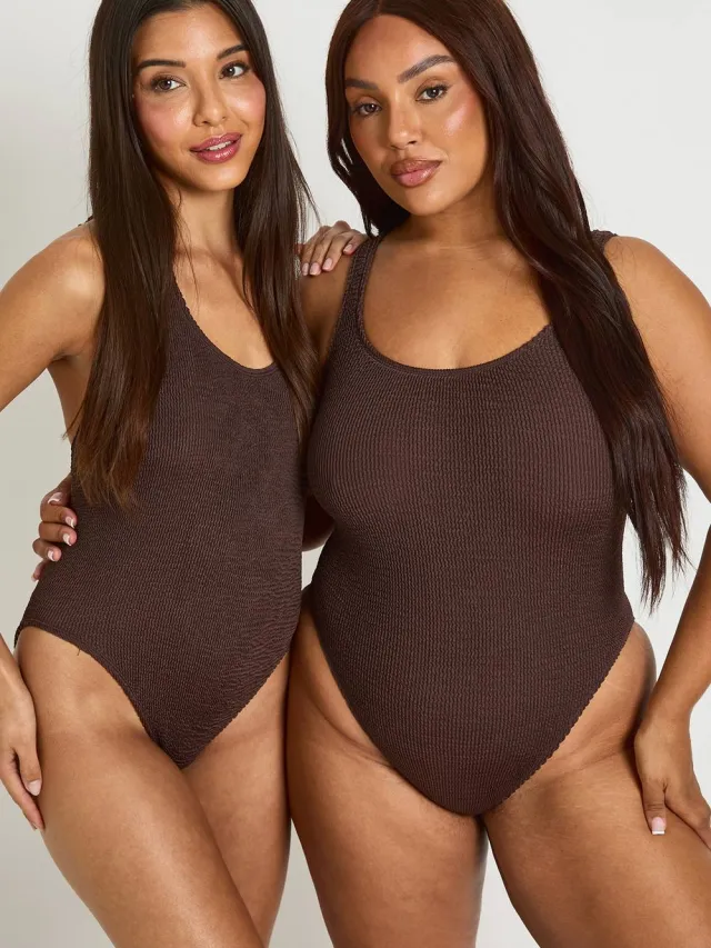 boohoo Dames Premium Universeel Crinkle Badpak Met Ronde Hals Chocoladebruin
