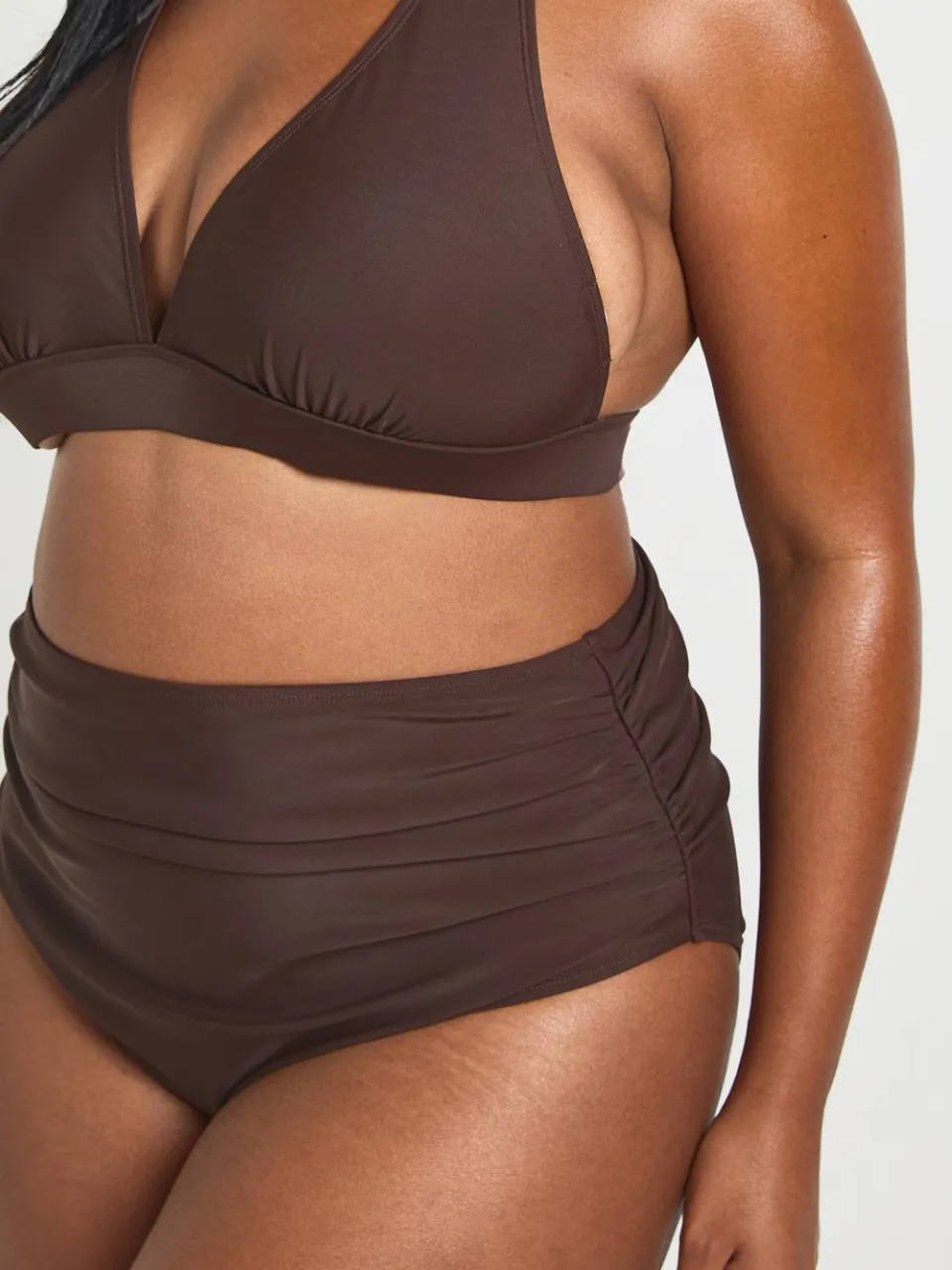 boohoo Dames Plus Essentials Diepe Halter Bikini Top chocoladebruin, foto 4