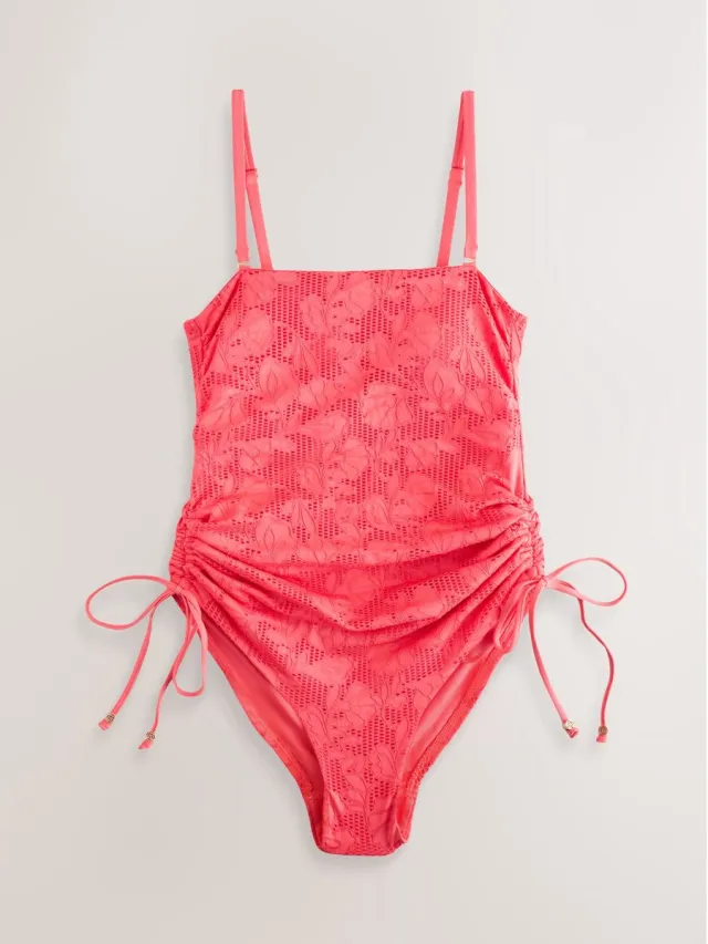 Next Dames - Vormgevend, buikcorrigerend bandeaubadpak met ruches op de pijpen - Roze Coral Pink Lace