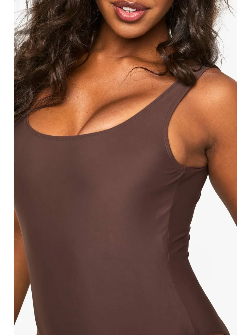 boohoo Dames Petite Swimwear Essentials Badpak met Vierkante Halslijn chocoladebruin, foto 4