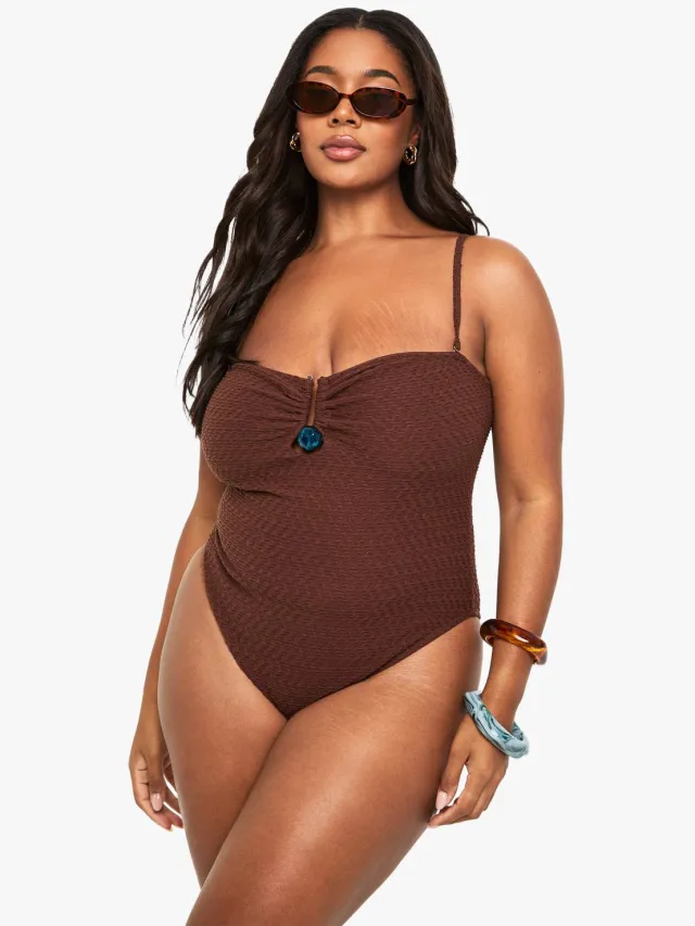 boohoo Dames Plus Crinkle Gem Trim Bandeau Badpak chocoladebruin, foto 3
