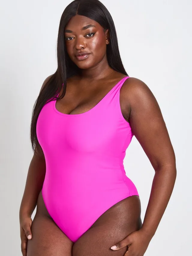 boohoo Dames Plus Essentials Badpak Met Ronde Hals Fuchsia