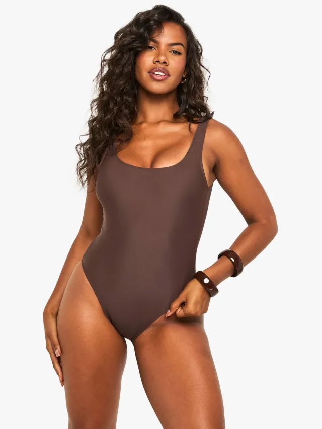 boohoo Dames Petite Swimwear Essentials Badpak met Vierkante Halslijn Chocoladebruin