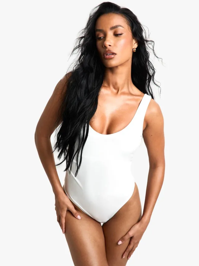 boohoo Dames Petite Swimwear Essentials Gerafeld Badpak Wit