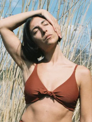 Anekdot dames vegan Bikinitop Leona Roest Bruin