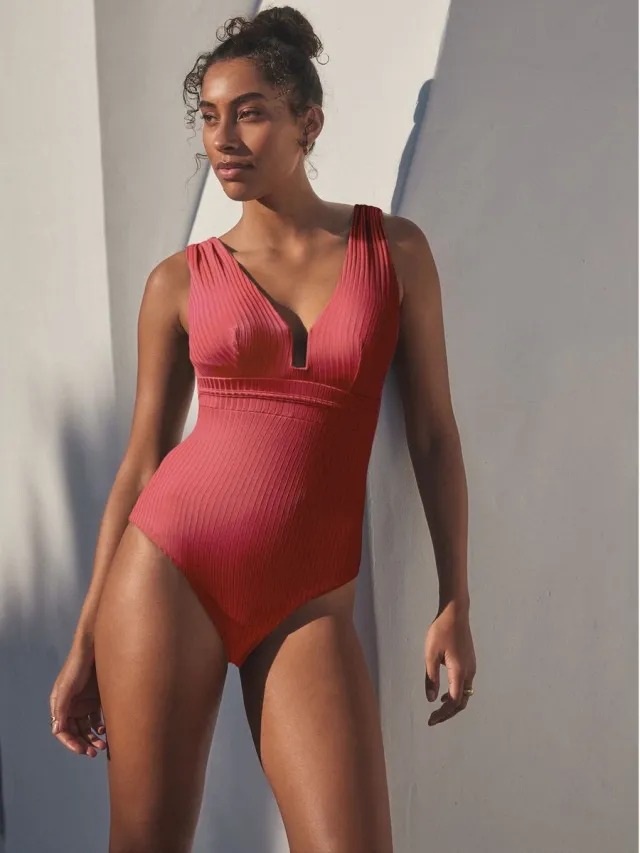 Next Dames - Buikcorrigerend badpak met lage hals - Rood Red Rib