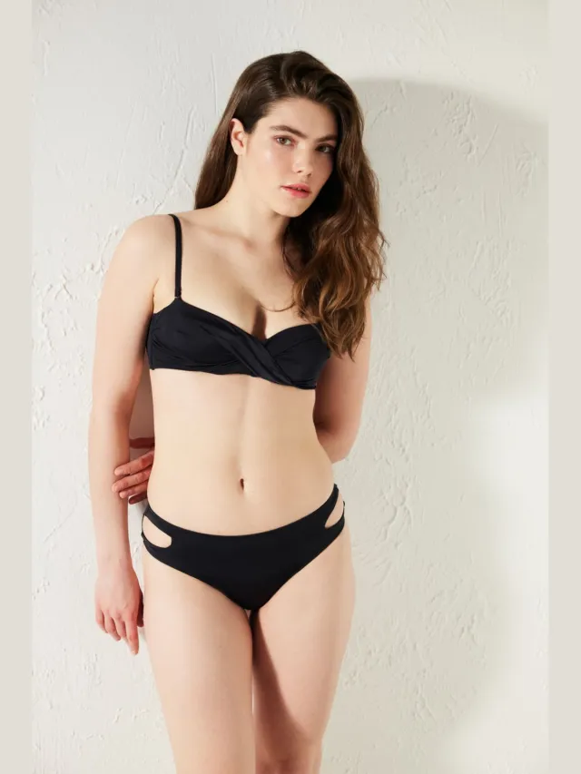 Penti Taille-hoge Hipster Bikini Onderbroek met Cut-out Detail Zwart
