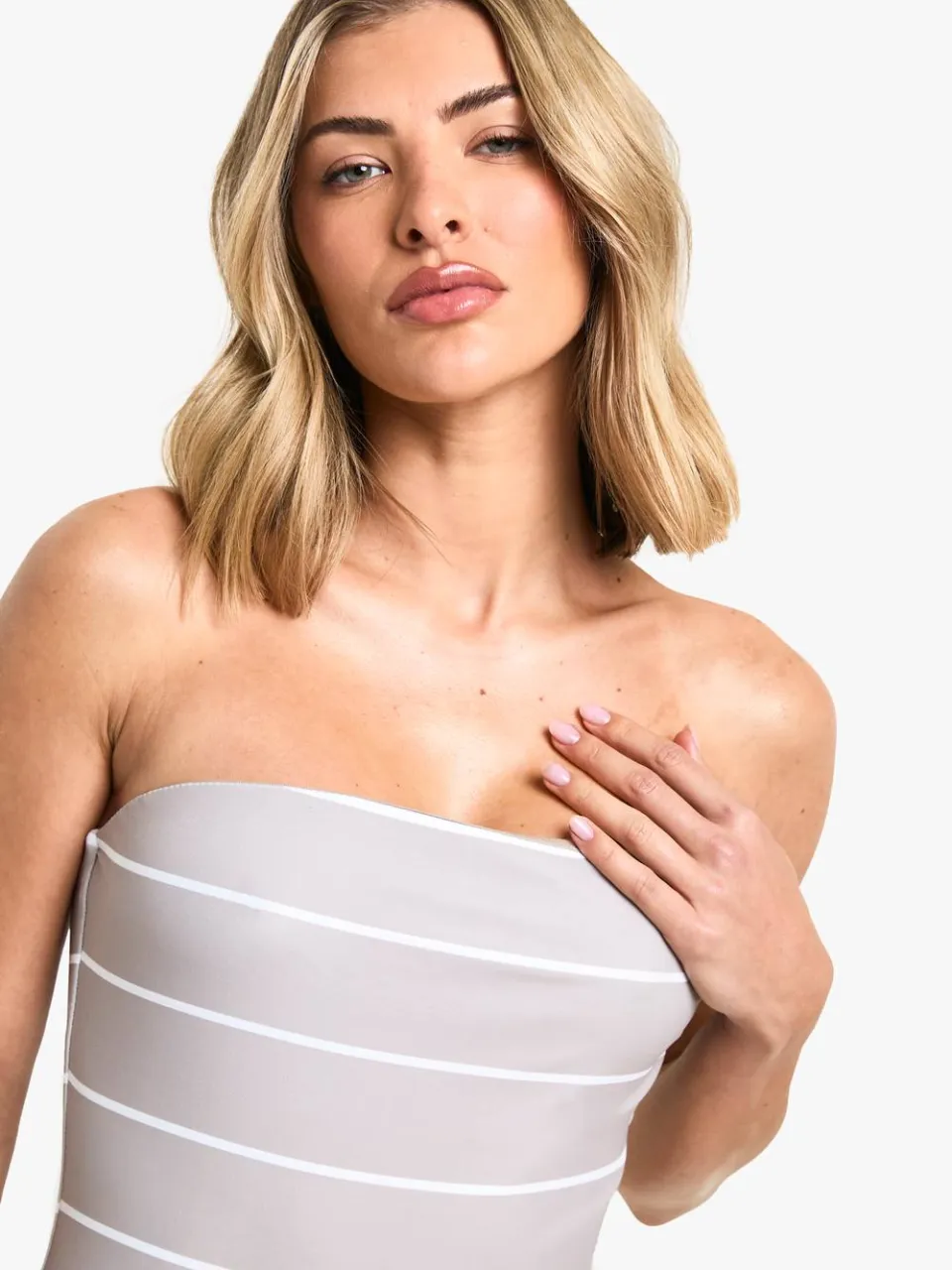 boohoo Dames Petite Swimwear Essentials Gestreept Bandeau Badpak steen, foto 4