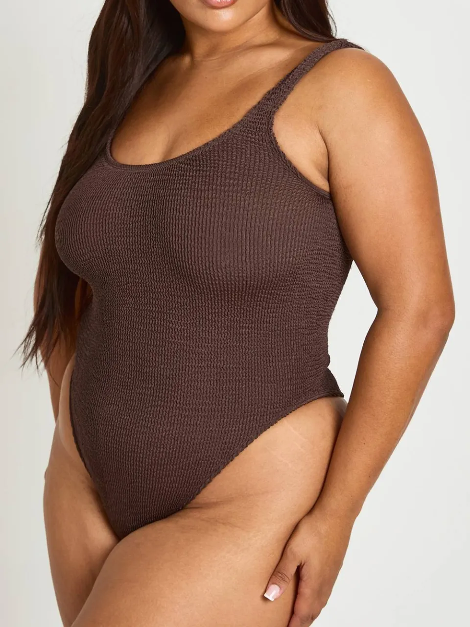 boohoo Dames Premium Universeel Crinkle Badpak Met Ronde Hals chocoladebruin, foto 4