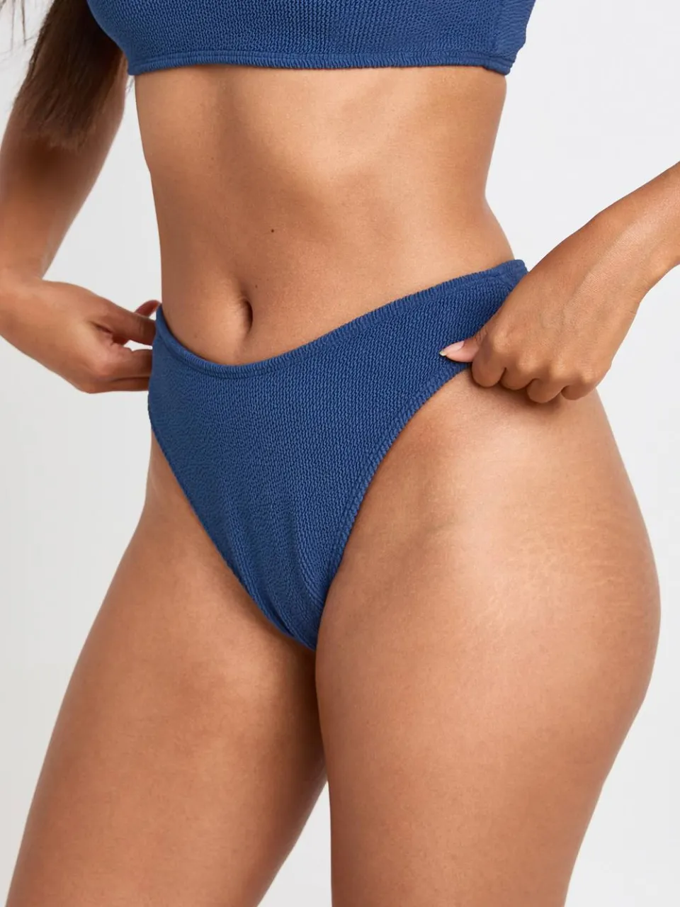 boohoo Dames Getextureerd Hoog Uitgesneden Bikinislipje marineblauw, foto 4
