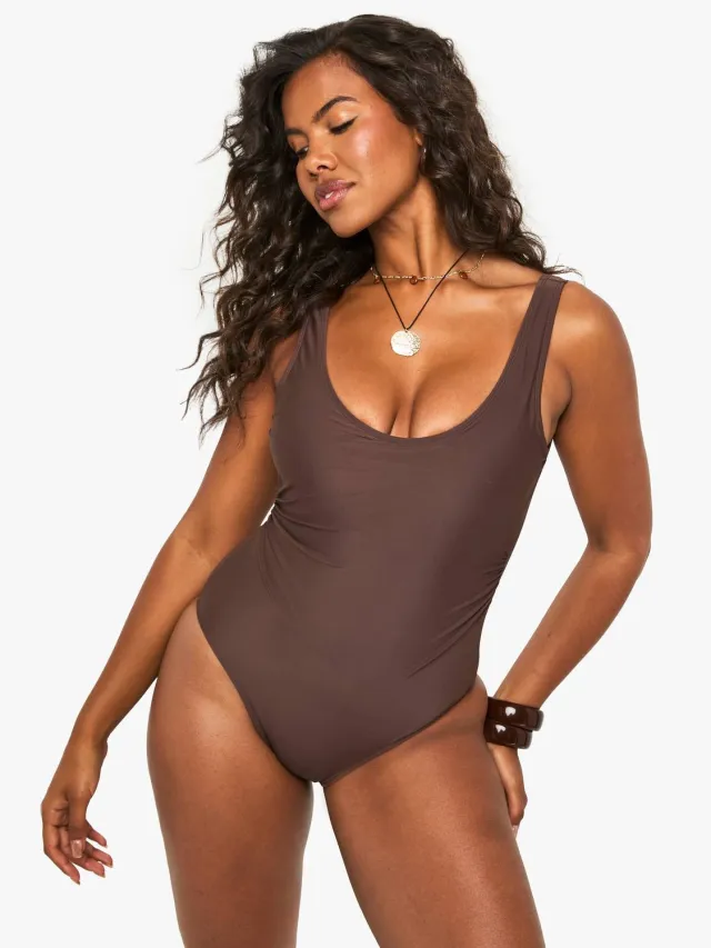 boohoo Dames Petite Swimwear Essentials Gerafeld Badpak Chocoladebruin