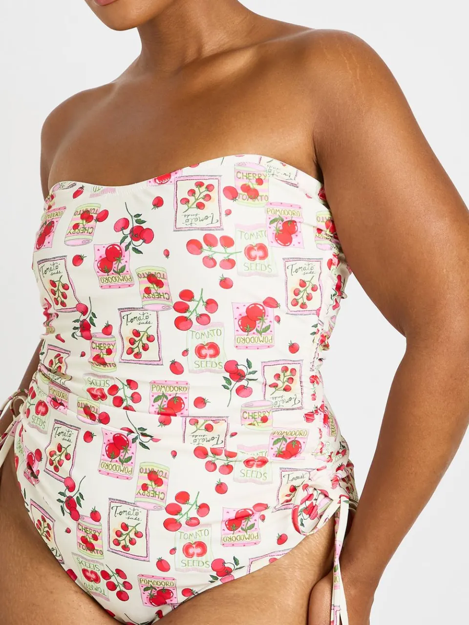 boohoo Dames Plus Tomatenprint Gerimpeld Bandeau Badpak crème, foto 4