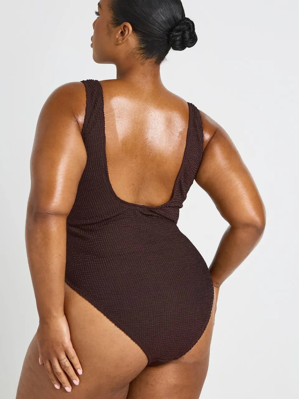 boohoo Dames Plus Crinkle Badpak Met Ronde Hals En Afwerkingsdetail chocoladebruin, foto 2