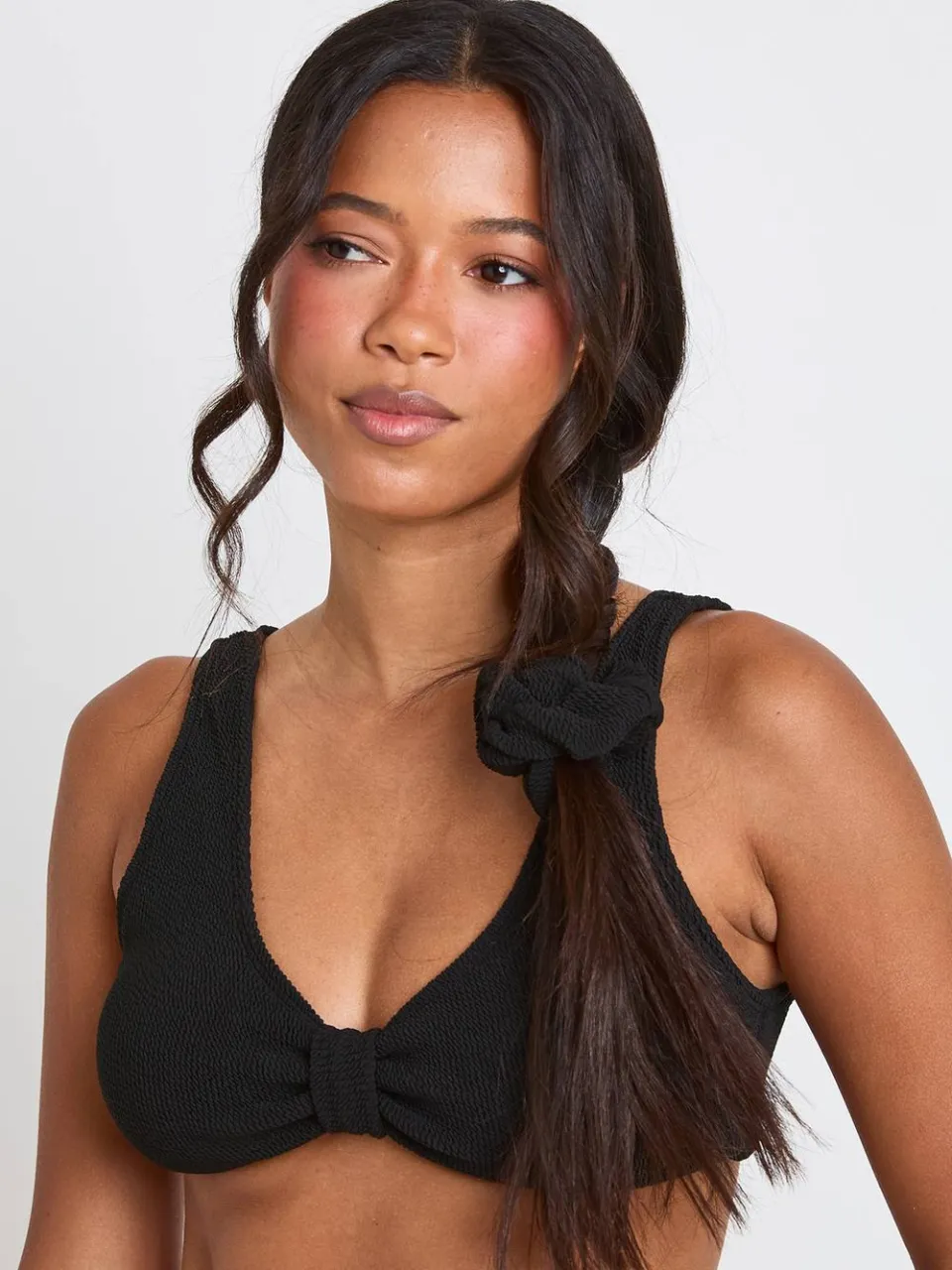 boohoo Dames 3-delige Crinkle Plunge Bikinibovenstuk En Bikinibroekje Met Bijpassende Scrunchie zwart, foto 4