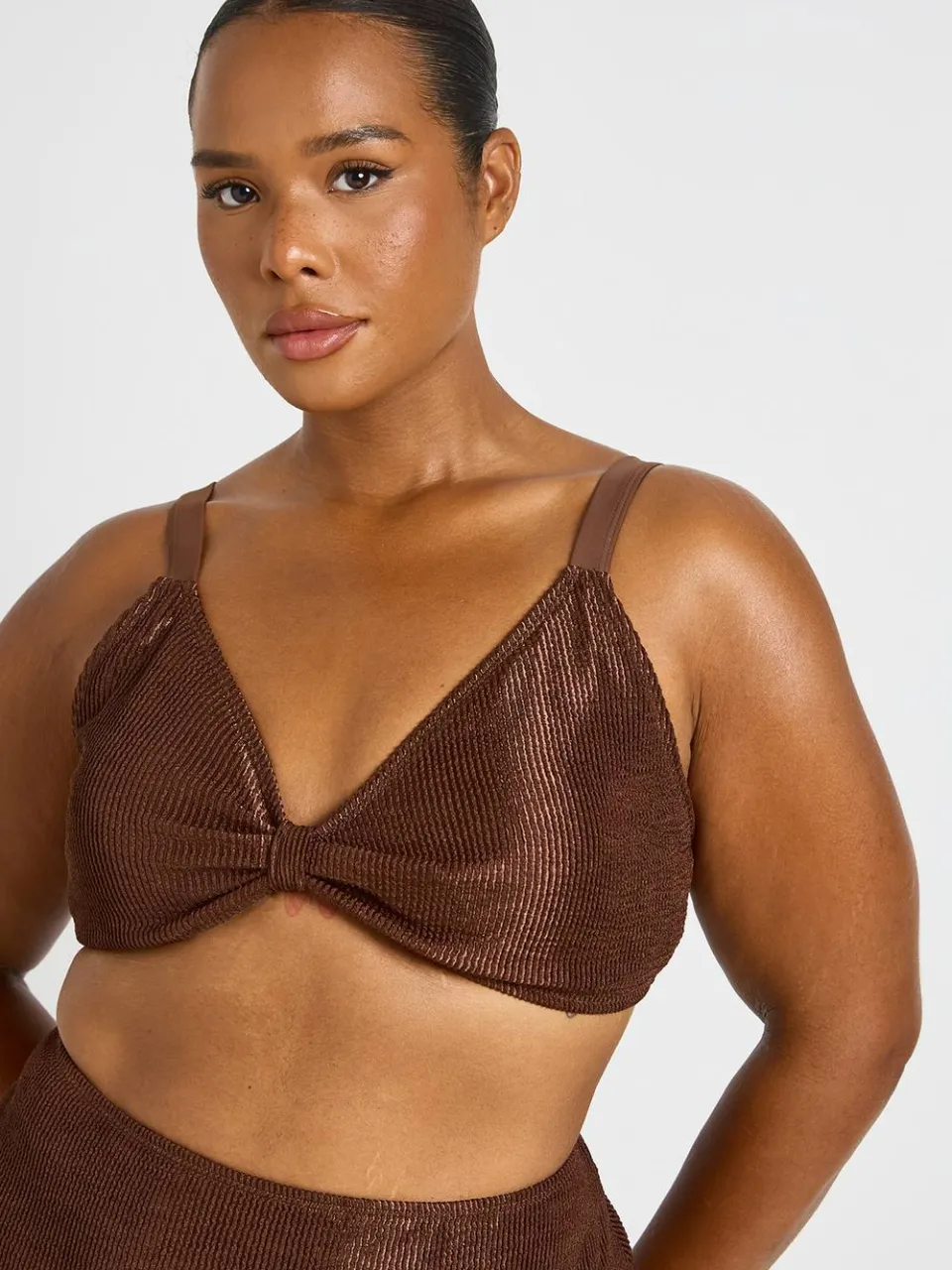boohoo Dames Plus Metallic Crinkle Knoop Bikinitop & Hoge Taille Broekje chocoladebruin, foto 4