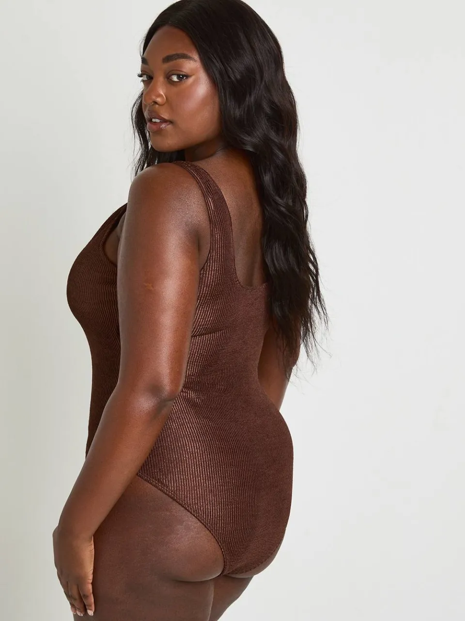 boohoo Dames Plus Metallic Crinkle Badpak Met Knoopdetail chocoladebruin, foto 3