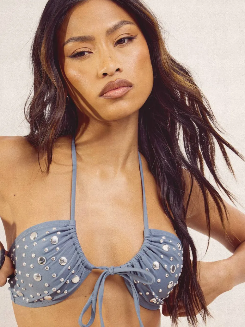 boohoo Dames Bikini Top Met Bandeau En Studs En Bikini Broekje Met Strikbandjes leisteen, foto 4