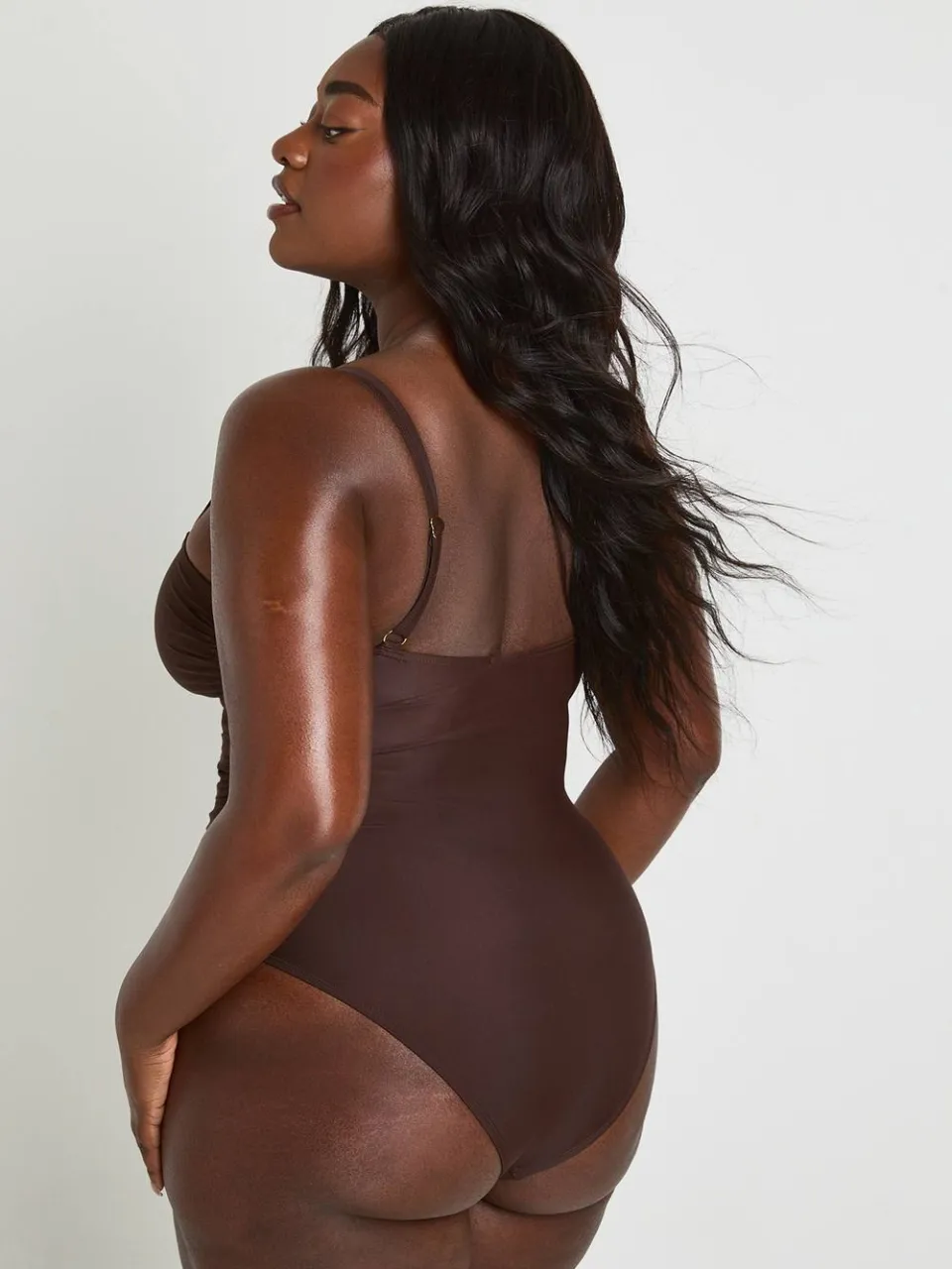 boohoo Dames Plus Badpak Met Uitgesneden Details En Biesjes chocoladebruin, foto 2