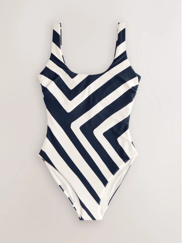 Next Dames - Buikbedekkend DD+ badpak met ruime ronde hals - Crème Navy/Cream Chevron